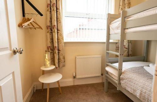 Great 3 bed Handbridge home Sleeps 6 EV Charger - Photo 23