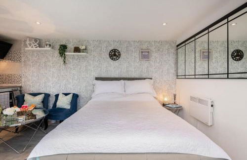 Adorable private couples retreat with hot tub - Photo 8