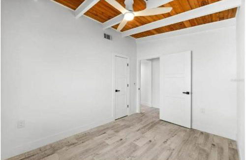 Blue Lagoon Hideaway 3BR Coastal Chic Retreat - Photo 45