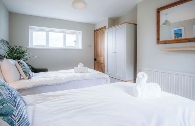 Hill House - 4 Bedroom - Llanrhidian - Photo 2