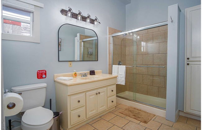 Stunning 3BR 2BA Haven in Downtown s Heart - Foto 14