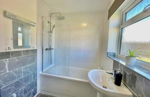 Your Leominster Base - 3BR Home with Garden & Parking - Foto 9