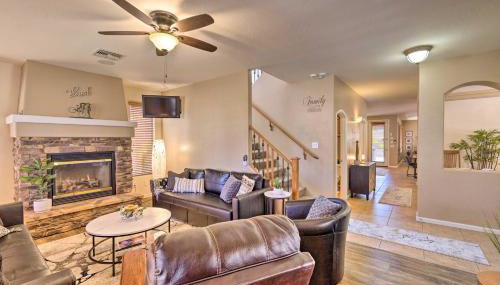 Family Gem in Phoenix with Saltwater Pool and Theater - Foto 4