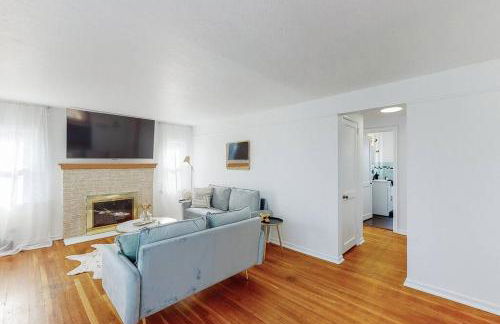 End Zone Escape-Light and Bright HOF Village Home - Foto 20