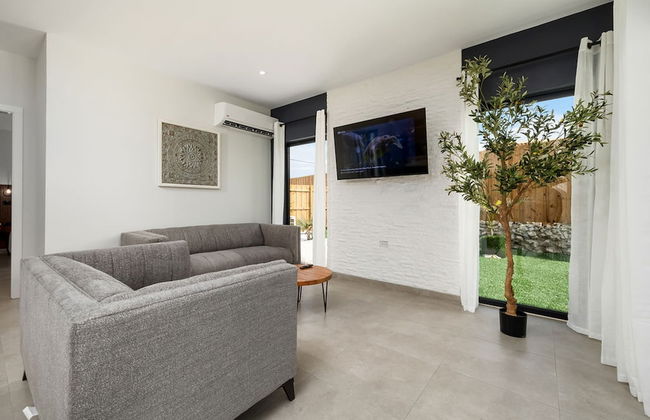 Brand NEW 3br2ba w Private Pool Amazing Location - Foto 16