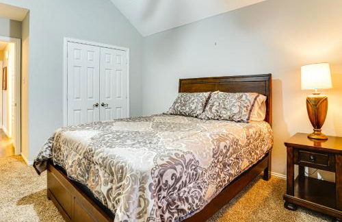 Group-Friendly Burleson Getaway with Outdoor Oasis - Foto 15