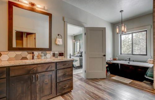 Camp 95 - Stunning Mountain Home - 4.5 Acres - Views - Hot Tub - Pet friendly - Private - Photo 26