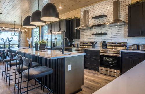 Luxury 12-Bedroom Cabin with Indoor Pool, Hot tub & Movie Theater, Sleeps 36 - Foto 8