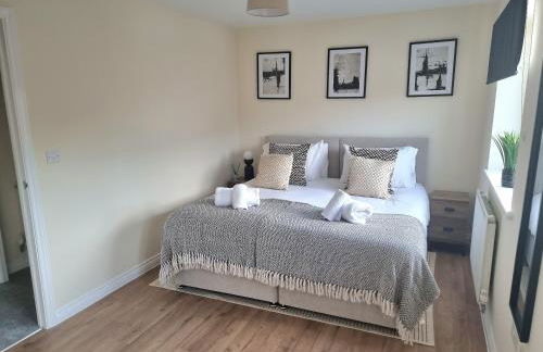 Stylish Spacious 4 Bed Townhouse near station with Parking & High Speed WiFi - Foto 38