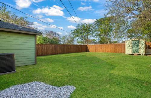 Stockyards 5 mins!-New!-Sleeps 8. Cowboy Bungalow - Foto 29