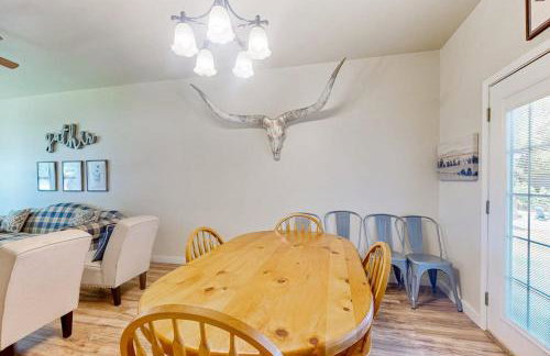 Blue Casa Rio | Riverfront Oasis with Private Beach, Deck & Fire Pit - Foto 7