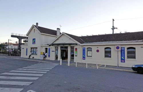 Renovated Gem 15 mins train to Paris - Foto 13