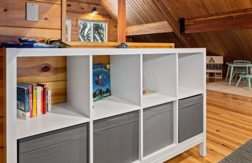 Alpine Retreat at Snoqualmie Pass- 5-Min to Slopes, Private Creek, BBQ, Fireplace, Smart TVs, Kids Games, Hi-Speed Wi-Fi - Foto 51