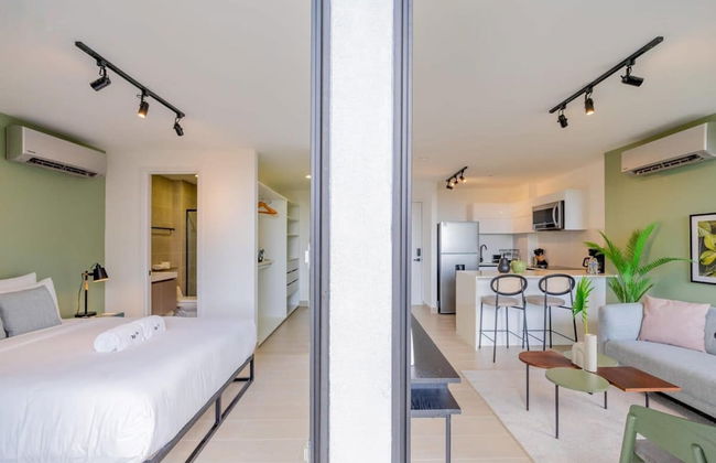 Luxurious 1BR Apartment With Stunning Balcony View - Photo 13