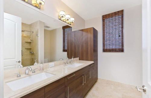 Hemingway 3 Bedroom Condo 2 Blocks from the Beach - Photo 15