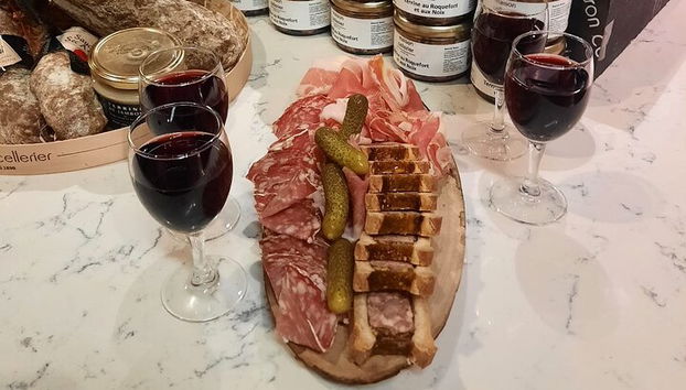 Tour privado de degustación de comida en el mercado matutino de Lyon en Les Halles Paul Bocuse - Foto 5