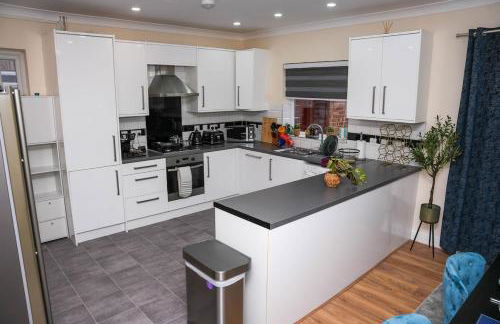 Large 4 Bedroom House Near Heathrow and M4 Free Parking - Foto 26