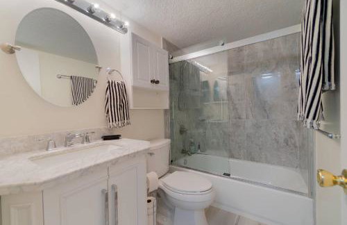 Luxury Beachfront Condo, Pool, Tennis Court, Sauna, Gym #locationenvy - Photo 22