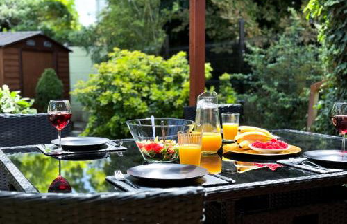 Luxurious 3Bed House with Spa Bath & Garden - Foto 9