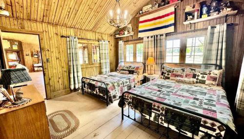 Tranquil Riverfront Cabin Retreat with Wildlife, Trails & Open Skies in Tahlequah, Oklahoma - Foto 2