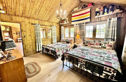 Tranquil Riverfront Cabin Retreat with Wildlife, Trails & Open Skies in Tahlequah, Oklahoma - Foto 2