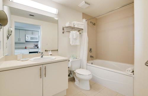 Ocean View Balcony steps from Restaurants, Peacock Park & Marina - Foto 6