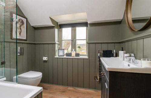 Designer Cotswold post house with external sauna - Foto 23