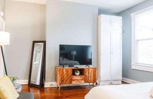 Stylish Flat in Walkable Downtown w Parking - Foto 6