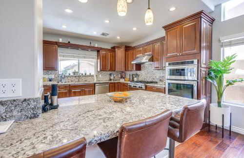 Large Las Vegas Home with Pool, Hot Tub and Game Room - Foto 6