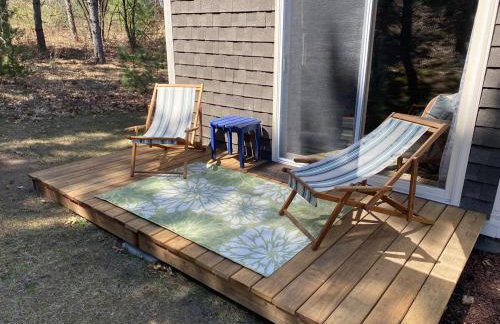 Cabin in the woods with fire pit and porch - Foto 49