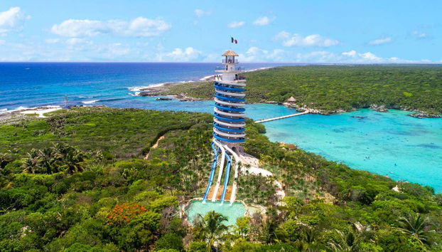 Tobogã gigante e mirante do parque natural Xel-há