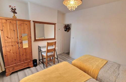 Stunning, clean, free parking home, ideal long stays - Foto 36