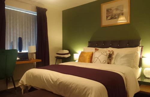 4 Bedroom Executive detached house, sleep 10, Garden, Ideal for Contractors, family and group, by home away at Ideal home & cottage - Foto 1