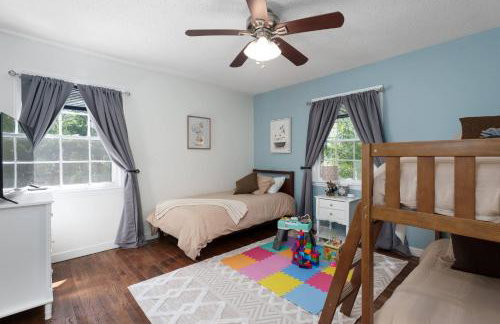 Exclusive Lux Home Near Town • Game Rm • Gym • 4BR - Photo 52