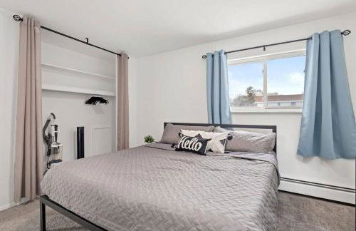 2nd Floor, Corner unit ft. King Bed - Workspace - Foto 11