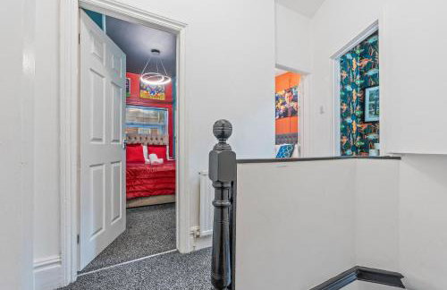 4 Bedroom House in Eccles, Trafford, Manchester - Sleeps 10 - 3 Double Beds - 4 Single Beds - FREE PARKING, Garden & Fast Fibre Wi-Fi - Close to Trafford Centre, MediaCityUK, Salford Quays, and both Old Trafford stadiums - Foto 26