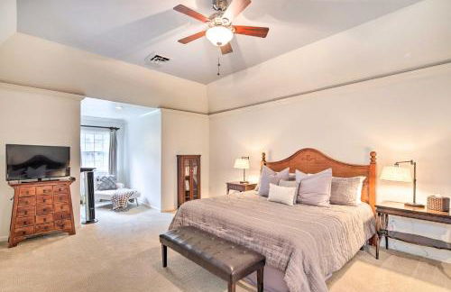 Deck with Fireplace Pet-Friendly Lake Lure Retreat - Foto 21