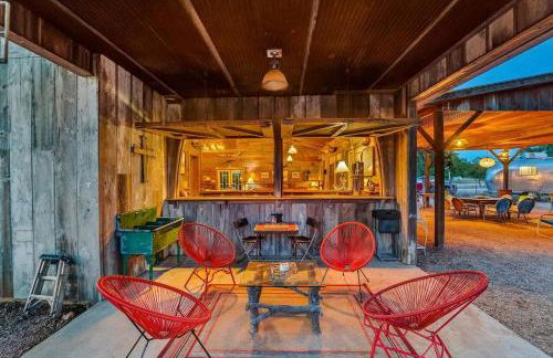 Luxury Airstream Campsite Nestled Beneath Oak Trees Outside of Austin, Texas - Foto 37