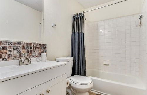 Patio and Yard! Family Home, 6 Mi to Airport - Foto 21