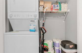 Modern 1 Bedroom Apartment with 2 TVs Fast WiFi and Free Parking - Foto 6