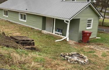 Farmhouse with game room, fire pit and creek - Foto 33