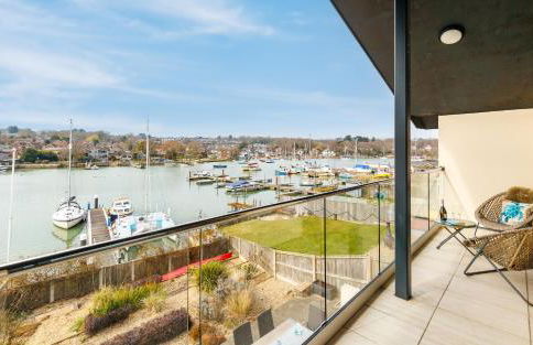 Creek View - A Tranquil Waterside Retreat with a Touch of Luxury and Pontoon - Photo 4