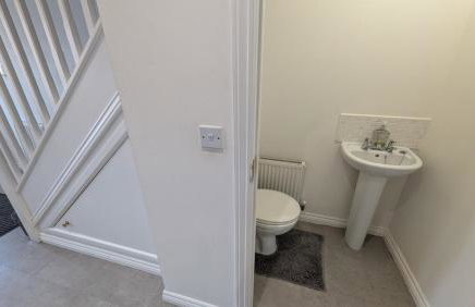 Large Modern House With Private Parking - Photo 10