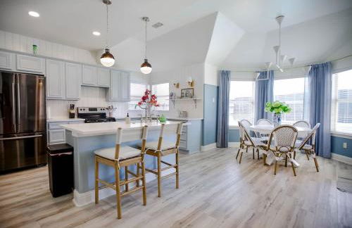 Spacious 4BR with Pool and Grill - Near Lakes and Harbor - Foto 2