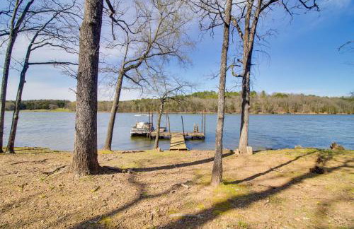 Dock and Water-View Deck Home on Lake Dardanelle - Foto 2