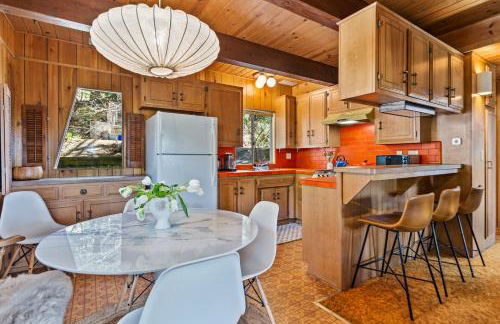 Pet & Kid Friendly Cozy Cabin, BBQ, Firepit, Outdoor Dining, Forest Views - Photo 11