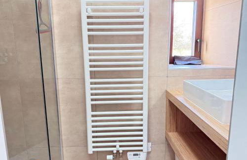 Le Pressoir, maison au calme, grand jardin, vue dégagée sur les champs, belle terrasse, 3 chambres, 2 sdb, 2 WC, parking privé, 5 kms de Bayeux et 7 kms plage d'Arromanches au coeur des plages du débarquement - Foto 30