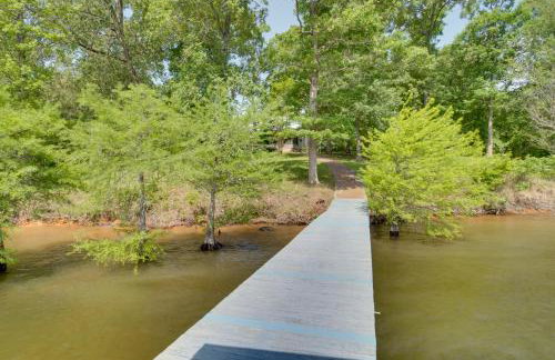 Beautiful Toledo Bend Retreat with Private Dock - Foto 33