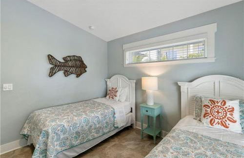 AMI/Holmes Beach - 3/2 Home - Private Heated Pool and Yard - walk to beach - Photo 10