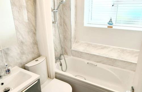 1 Bed Bognor Apartment 300 yrds from beach - Photo 4